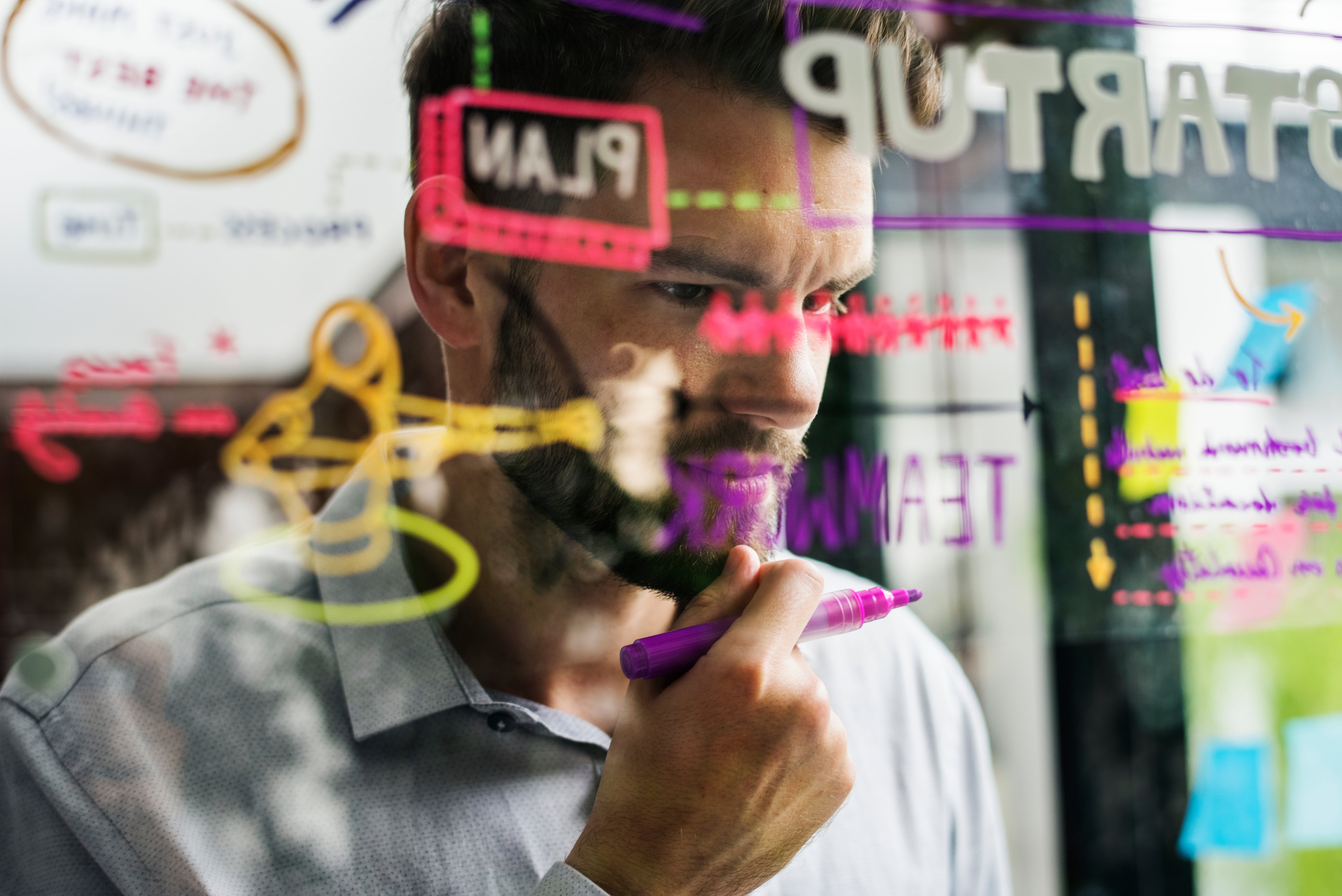 Se muestra una lluvia de ideas para startups en una pizarra/ventana