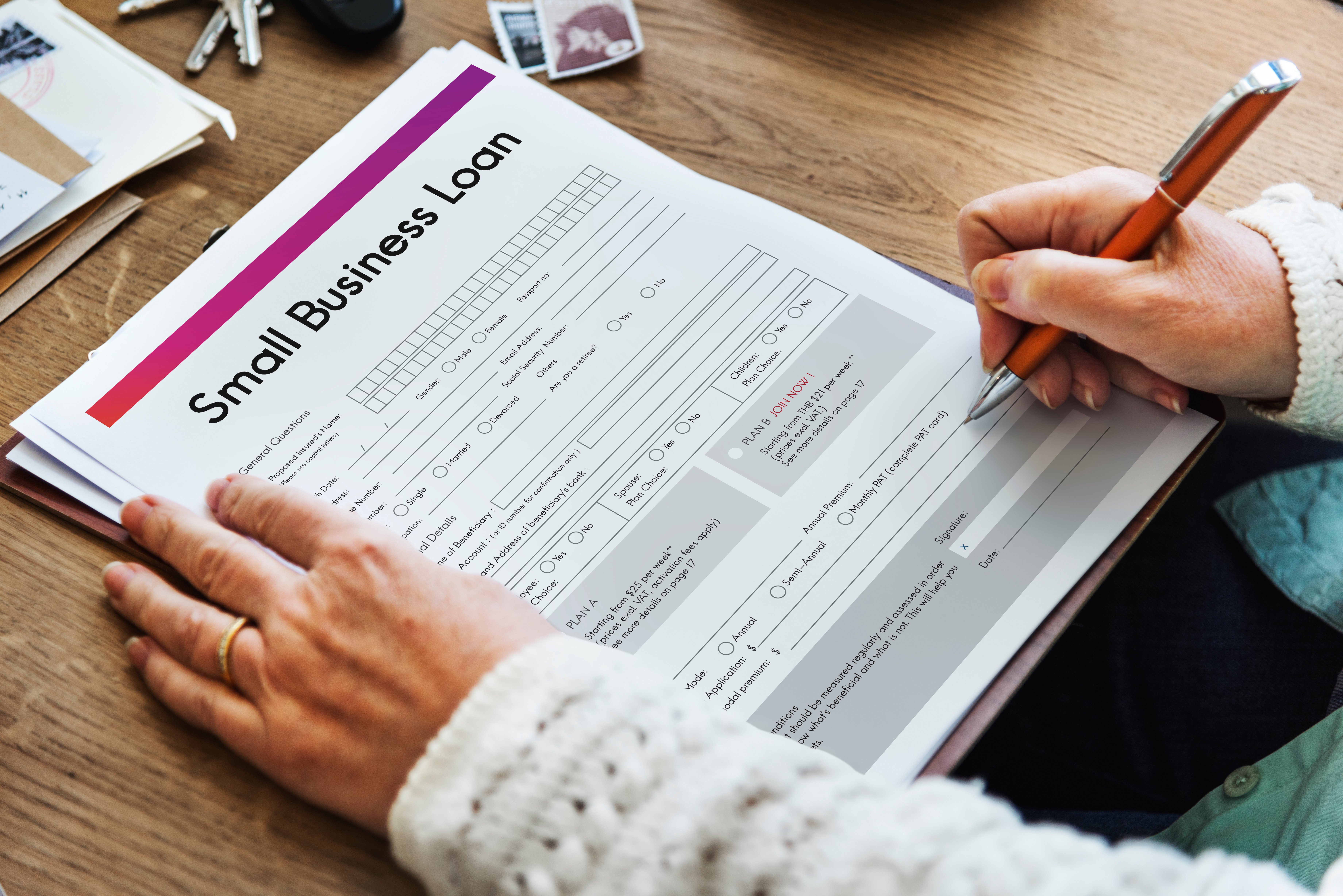 Imagen que ilustra el concepto de formulario de préstamo para pequeñas empresas. El formulario de préstamo es una representación visual de la solicitud y proceso de obtención de financiamiento para apoyar el crecimiento y desarrollo de pequeñas empresas. Esta imagen refuerza la importancia de acceder a oportunidades de financiamiento específicas para este tipo de emprendimientos, ayudándolos a alcanzar sus objetivos comerciales y fortalecer su capacidad económica.